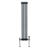 Traditioneller 3-Spalten-Heizkörper in Anthrazitgrau, 1500 x 202 mm, mit glatten, runden Rohren und eleganten Ventilen für moderne Innenräume