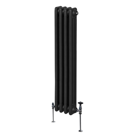 Traditioneller 3-Spalten-Heizkörper in Schwarz, 1500 x 202 mm, mit glatter, glänzender Oberfläche und stabilen Füßen aus Metall, ideal für moderne Innenräume