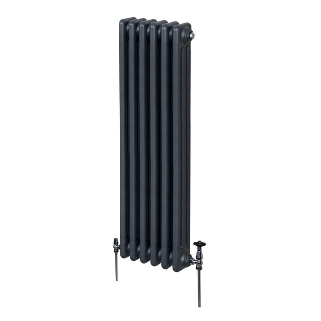 Traditioneller 3-Spalten-Heizkörper in Anthrazitgrau, 1500 x 292 mm, mit glatten, runden Röhren und verchromten Ventilen für stilvolle Wärme