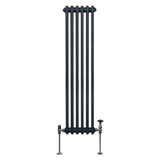 Traditioneller 3-Spalten-Heizkörper in Anthrazitgrau, 1500 x 292 mm, mit glatten, runden Rohren und verchromten Ventilen für elegantes Design und effiziente Wärmeabgabe