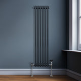 Traditioneller 3-Spalten-Heizkörper in Anthrazitgrau, 1500 x 292 mm, mit glänzenden Ventilen und glatter, eleganter Oberfläche, ideal für moderne Räume