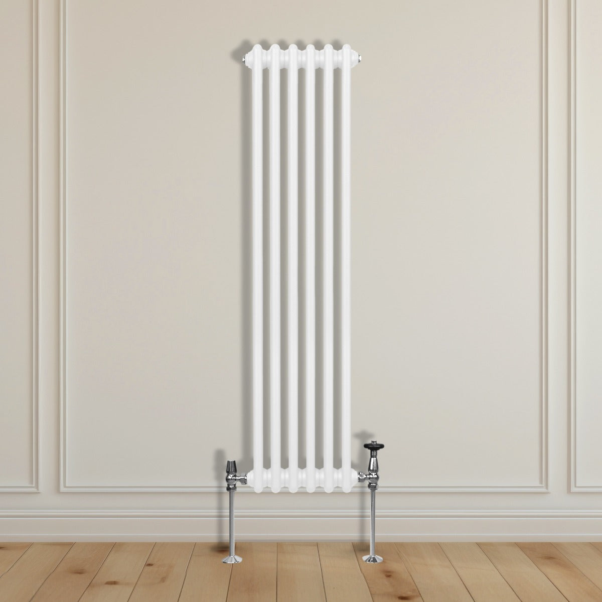 Traditioneller 3-Spalten-Heizkörper in Weiß, 1500 x 292 mm, mit glatter Oberfläche und eleganten, vertikalen Linien, ideal für moderne Innenräume