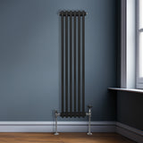 Traditioneller 3-Spalten-Heizkörper in Schwarz, 1500 x 292 mm, mit glatten, runden Rohren und verchromten Ventilen, ideal für moderne Innenräume