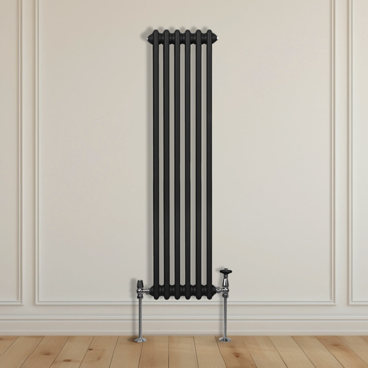 Traditioneller 3-Spalten-Heizkörper in Schwarz, 1500 x 292 mm, mit glänzender Oberfläche und eleganten, runden Rohren, ideal für moderne Innenräume