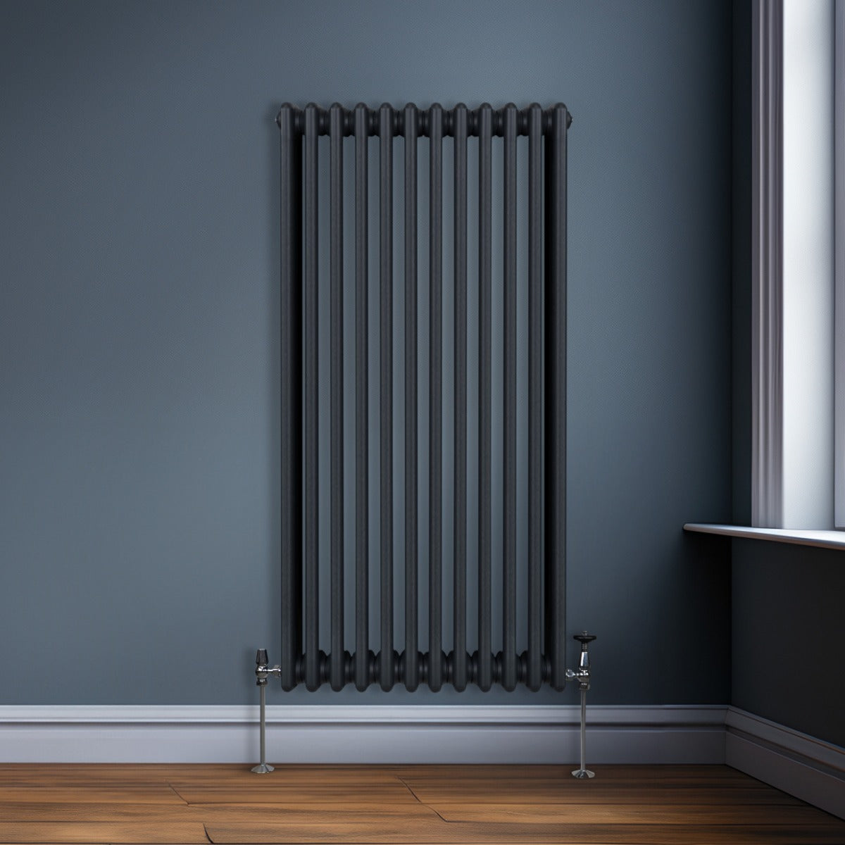 Traditioneller 3-Spalten-Heizkörper in Anthrazitgrau, 1500 x 562 mm, mit glatten, runden Röhren und eleganter, moderner Form an einer Wand montiert