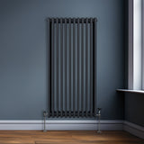 Traditioneller 3-Spalten-Heizkörper in Anthrazitgrau, 1500 x 562 mm, mit glatten, runden Röhren und eleganter, moderner Form an einer Wand montiert