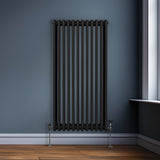 Traditioneller 3-Spalten-Heizkörper in mattem Schwarz, 1500 x 562 mm, mit glatten, runden Rohren und eleganten Fußventilen, ideal für moderne Räume