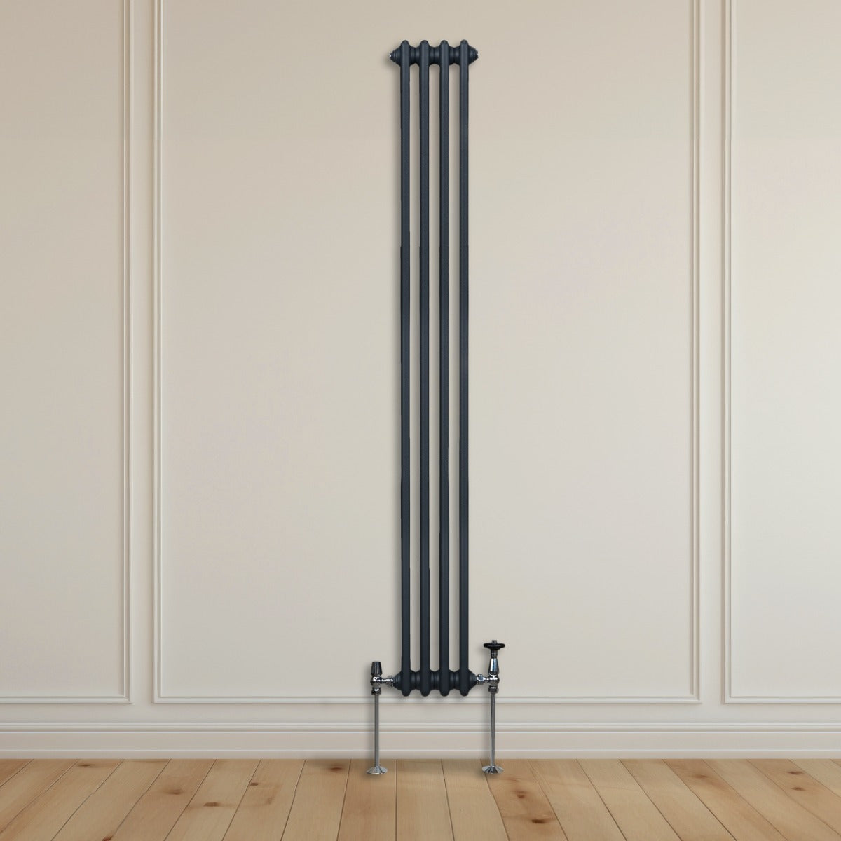 Traditioneller 3-Spalten-Heizkörper in Anthrazitgrau, 1800 x 202 mm, mit glatter Oberfläche und eleganten, vertikalen Linien, ideal für moderne Räume