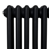 Traditioneller 3-Spalten-Heizkörper in elegantem Schwarz, mit runden, glatten Oberflächen und robustem, langlebigem Material, ideal für moderne Innenräume