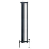 Traditioneller 3-Spalten-Heizkörper in Anthrazitgrau, 1800 x 292 mm, mit vertikalen Röhren und glänzenden Metallfüßen für elegantes Design und effiziente Wärmeabgabe