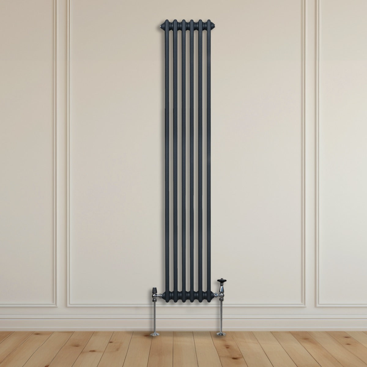 Traditioneller 3-Spalten-Heizkörper in Anthrazitgrau, 1800 x 292 mm, mit vertikalen Röhren und verchromten Ventilen, ideal für moderne Innenräume