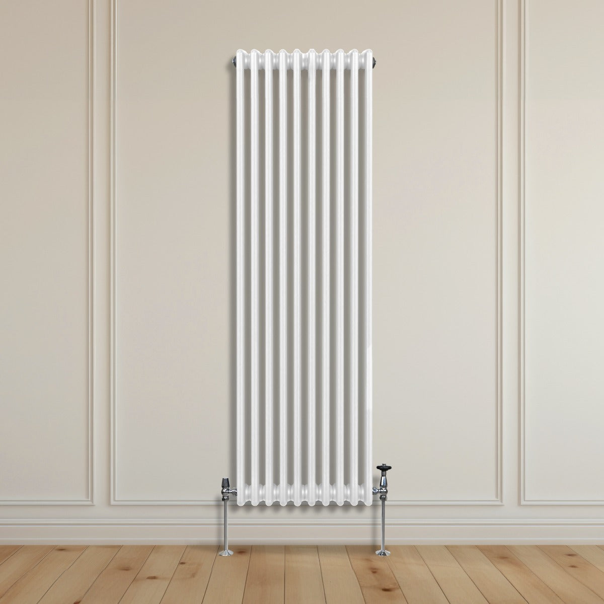 Traditioneller 3-Spalten-Heizkörper in Weiß, 1800 x 472 mm, mit glatten, vertikalen Lamellen und verchromten Füßen, ideal für moderne Innenräume