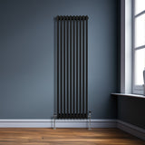 Traditioneller 3-Spalten-Heizkörper in elegantem Schwarz, 1800 x 472 mm, mit glatten, vertikalen Röhren und modernen Fußventilen, ideal für stilvolle Räume