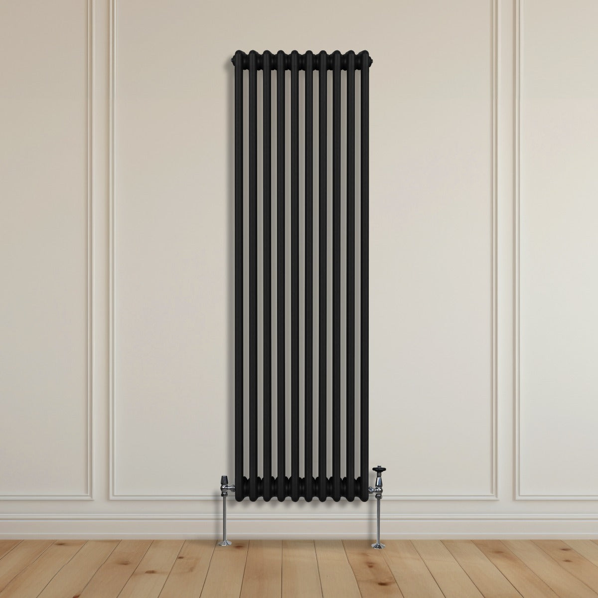 Traditioneller 3-Spalten-Heizkörper in elegantem Schwarz, 1800 x 472 mm, mit glatten, vertikalen Lamellen und stabilen Füßen auf einem Holzfußboden