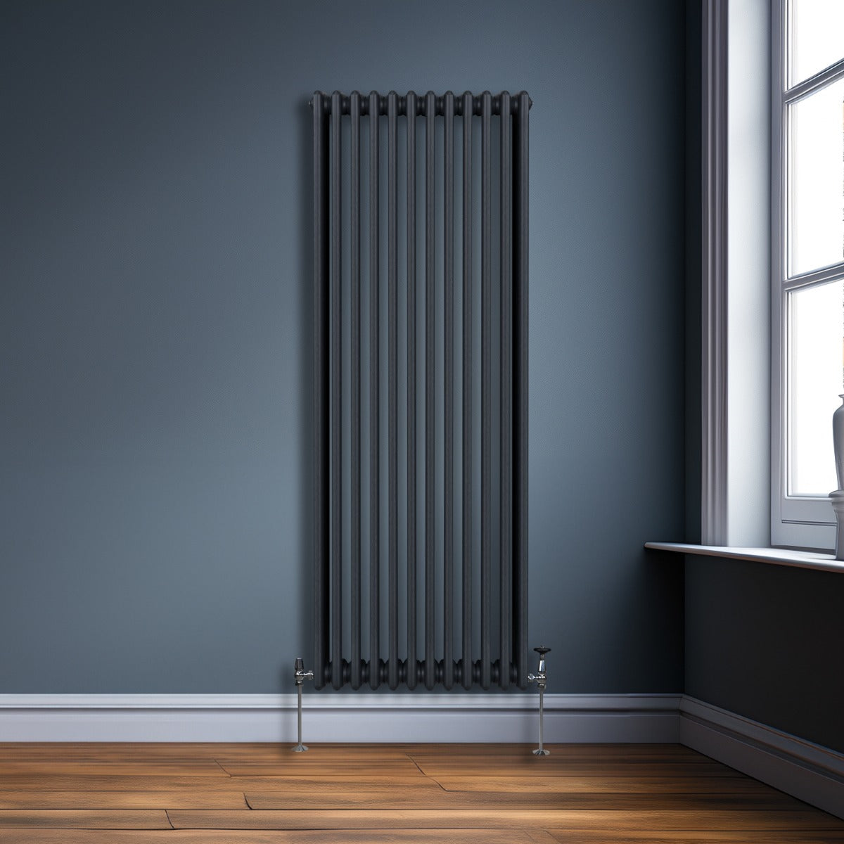 Traditioneller 3-Spalten-Heizkörper in Anthrazitgrau, 1800 x 562 mm, mit vertikalen Lamellen und glänzenden Ventilen, ideal für moderne Innenräume