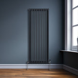 Traditioneller 3-Spalten-Heizkörper in Anthrazitgrau, 1800 x 562 mm, mit vertikalen Lamellen und glänzenden Ventilen, ideal für moderne Innenräume