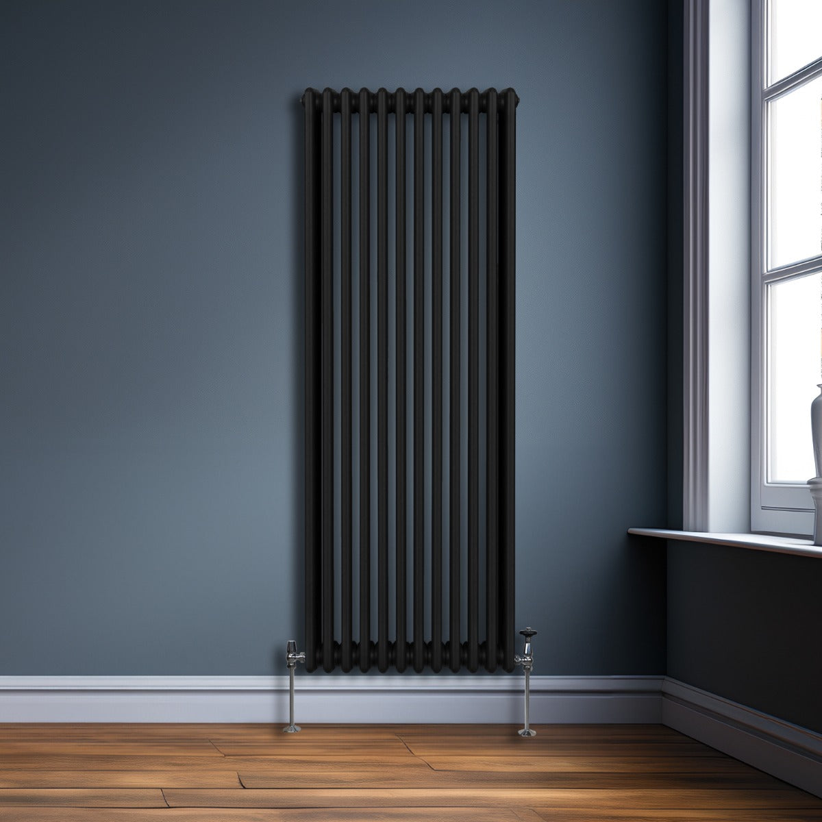 Traditioneller 3-Spalten-Heizkörper in Schwarz, 1800 x 562 mm, mit vertikalen Lamellen und glänzenden Ventilen, ideal für moderne Innenräume