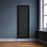 Traditioneller 3-Spalten-Heizkörper in Schwarz, 1800 x 562 mm, mit vertikalen Lamellen und glänzenden Ventilen, ideal für moderne Innenräume