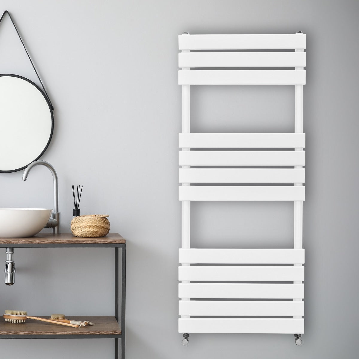 Flachheizkörper für Handtücher in Weiß, 1200mm x 450mm, mit modernen horizontalen Lamellen und glatter Oberfläche, ideal für Badezimmer und Küchen