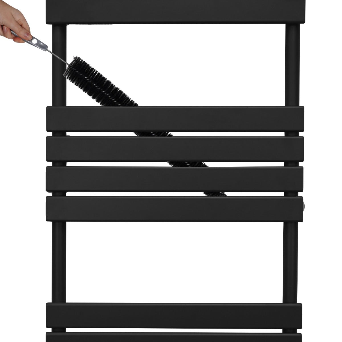 Schwarzer Flachheizkörper für Handtücher, 1200mm x 450mm, mit glatten, modernen Linien und einem Reinigungstool, das die Lamellen erreicht