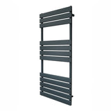 Flachheizkörper für Handtücher in Anthrazitgrau, 1200mm x 500mm, mit schlanken, horizontalen Lamellen für modernes Design und effiziente Wärmeverteilung