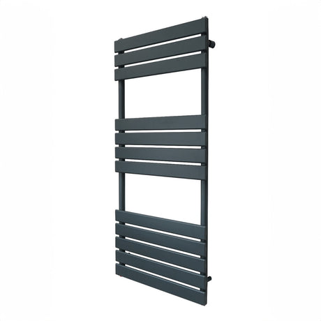 Flachheizkörper für Handtücher in Anthrazitgrau, 1200mm x 500mm, mit schlanken, horizontalen Lamellen für modernes Design und effiziente Wärmeverteilung