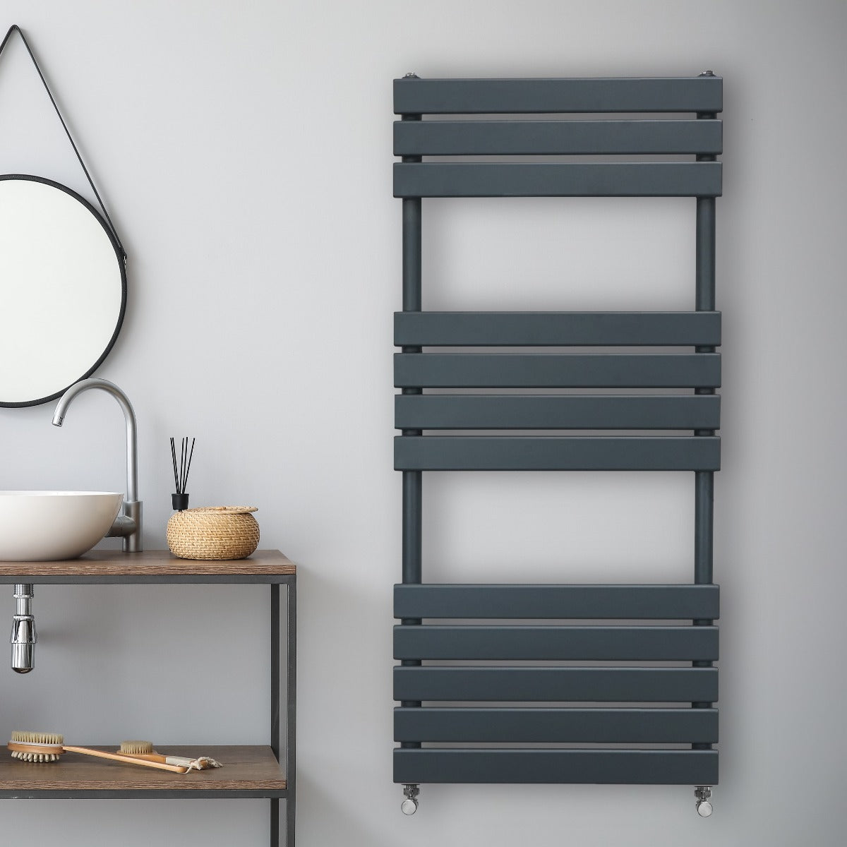 Flachheizkörper für Handtücher in Anthrazitgrau, schlankes Design mit horizontalen Lamellen, ideal für moderne Badezimmer und effiziente Wärmeverteilung