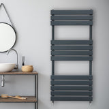 Flachheizkörper für Handtücher in Anthrazitgrau, schlankes Design mit horizontalen Lamellen, ideal für moderne Badezimmer und effiziente Wärmeverteilung