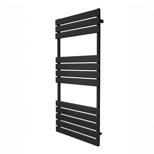 Flachheizkörper für Handtücher in elegantem Schwarz, 1200mm x 500mm, mit modernen, horizontalen Lamellen für effiziente Wärmeverteilung und stilvolle Akzente