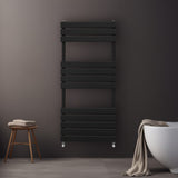 Schwarzer Flachheizkörper für Handtücher, 1200mm x 500mm, mit modernem, schlankem Design und glatter Oberfläche, ideal für Badezimmer und Wohnräume