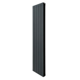 Anthrazitgrauer Aluminium Paneelheizkörper mit schlankem, vertikalem Design, 1800mm hoch und 395mm breit, ideal für moderne Wohnräume