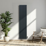 Anthrazitgrauer Aluminium Paneelheizkörper mit vertikalen Lamellen, 1800mm x 395mm, elegant an einer hellen Wand in einem modernen Raum montiert