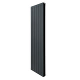 Anthrazitgrauer Aluminium Paneelheizkörper mit schlankem, vertikalem Design, 1800mm hoch und 475mm breit, ideal für moderne Wohnräume