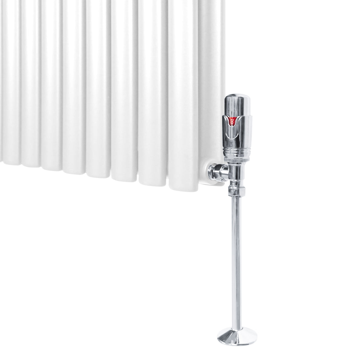 Chromthermostatventil an einem weißen Heizkörper, glänzende Oberfläche, elegante Form, ideal für moderne Innenräume und effiziente Heizungssteuerung