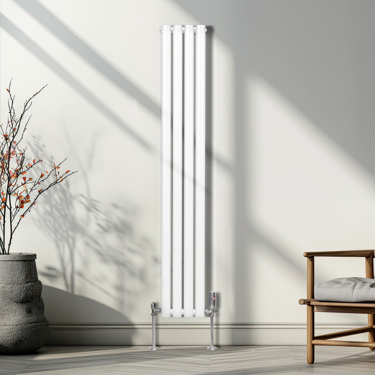Elegante Chrom-Thermostatventile an einem modernen, weißen Heizkörper, der in einem hellen Raum mit sanften Schatten und minimalistischer Einrichtung steht