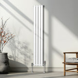 Elegante Chrom-Thermostatventile an einem modernen, weißen Heizkörper, der in einem hellen Raum mit sanften Schatten und minimalistischer Einrichtung steht