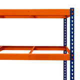 Robustes S-Rax Regal mit drei Böden in leuchtendem Orange und blauen Metallstützen, ideal für Lagerung und Organisation in Werkstätten oder Garagen