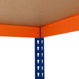 Regal mit vier stabilen Böden, orangefarbene Metallrahmen und blauer Stützsäule, ideal für Lagerung und Organisation in jedem Raum