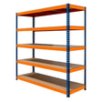 S-Rax Regal mit fünf stabilen Böden in orange und blauen Metallrahmen, ideal für Lagerung und Organisation in Werkstätten oder Garagen