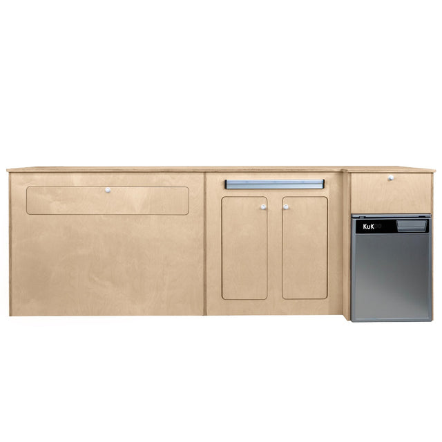Moderne Küchenzeile für Wohnmobile in Silber mit Kühlschrank (46L), hellem Holz, glatten Oberflächen und minimalistischer Gestaltung
