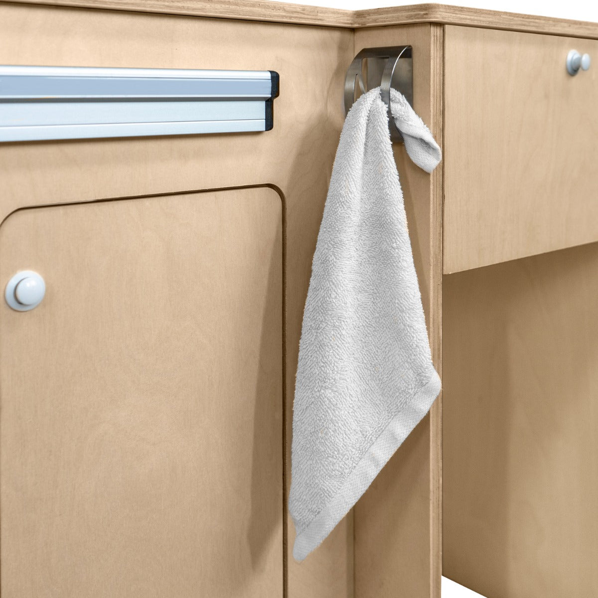 Silberne Küchenzeile für Wohnmobile mit 46L Kühlschrank, Holzoberfläche, Handtuchhalter und grauem Handtuch, ideal für kompakte Räume