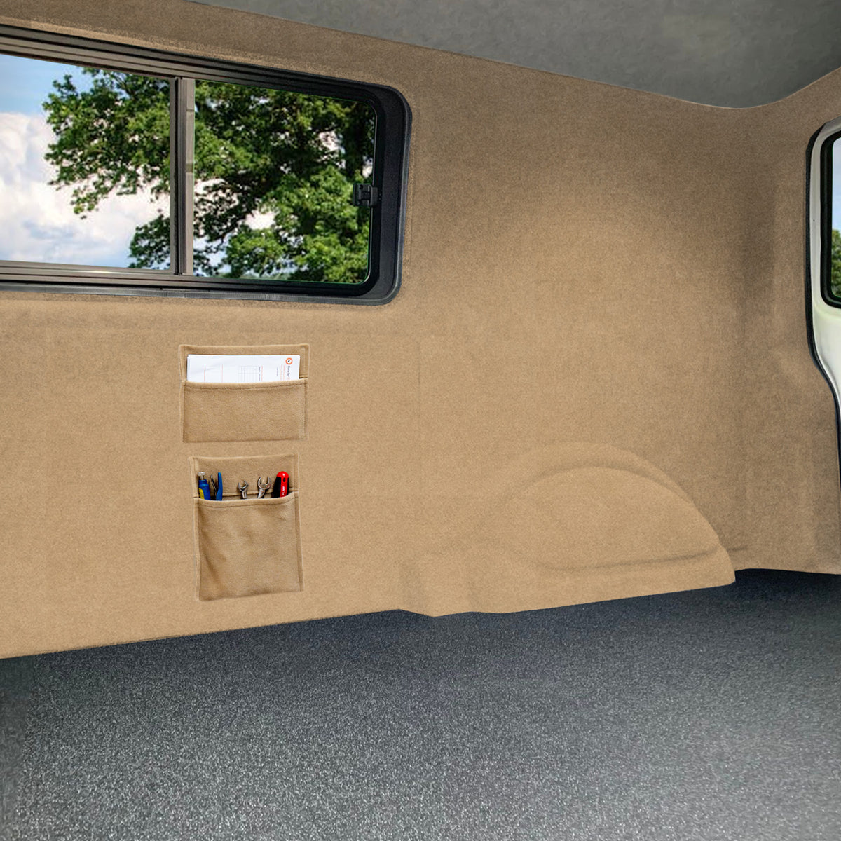 Beige Autostoff mit zwei praktischen Aufbewahrungstaschen, ideal für die Organisation im Fahrzeug, weiche Textur und elegantes Design