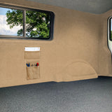 Beige Autostoff mit zwei praktischen Aufbewahrungstaschen, ideal für die Organisation im Fahrzeug, weiche Textur und elegantes Design