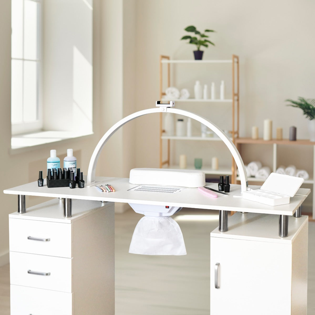 Professioneller Maniküretisch in hellem Holz mit LED-Halbmondlampe, Nagellackflaschen und Zubehör auf der Arbeitsfläche, modern und funktional