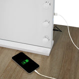 LED Bluetooth Spiegel in elegantem Weiß, 58 x 46 cm, mit drei integrierten Lichtern und USB-Anschluss für mobiles Laden auf einem Holzuntergrund