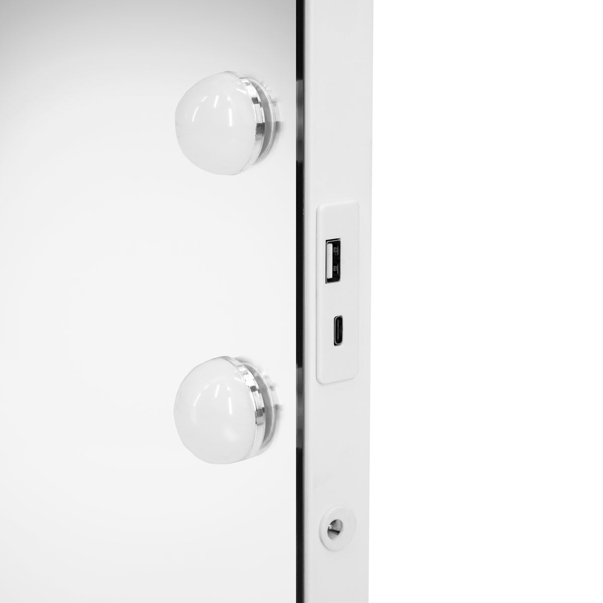LED Bluetooth Spiegel in elegantem Weiß, 58 x 46 cm, mit zwei runden Lampen und USB-Anschluss, ideal für modernes Badezimmer oder Schminkbereich