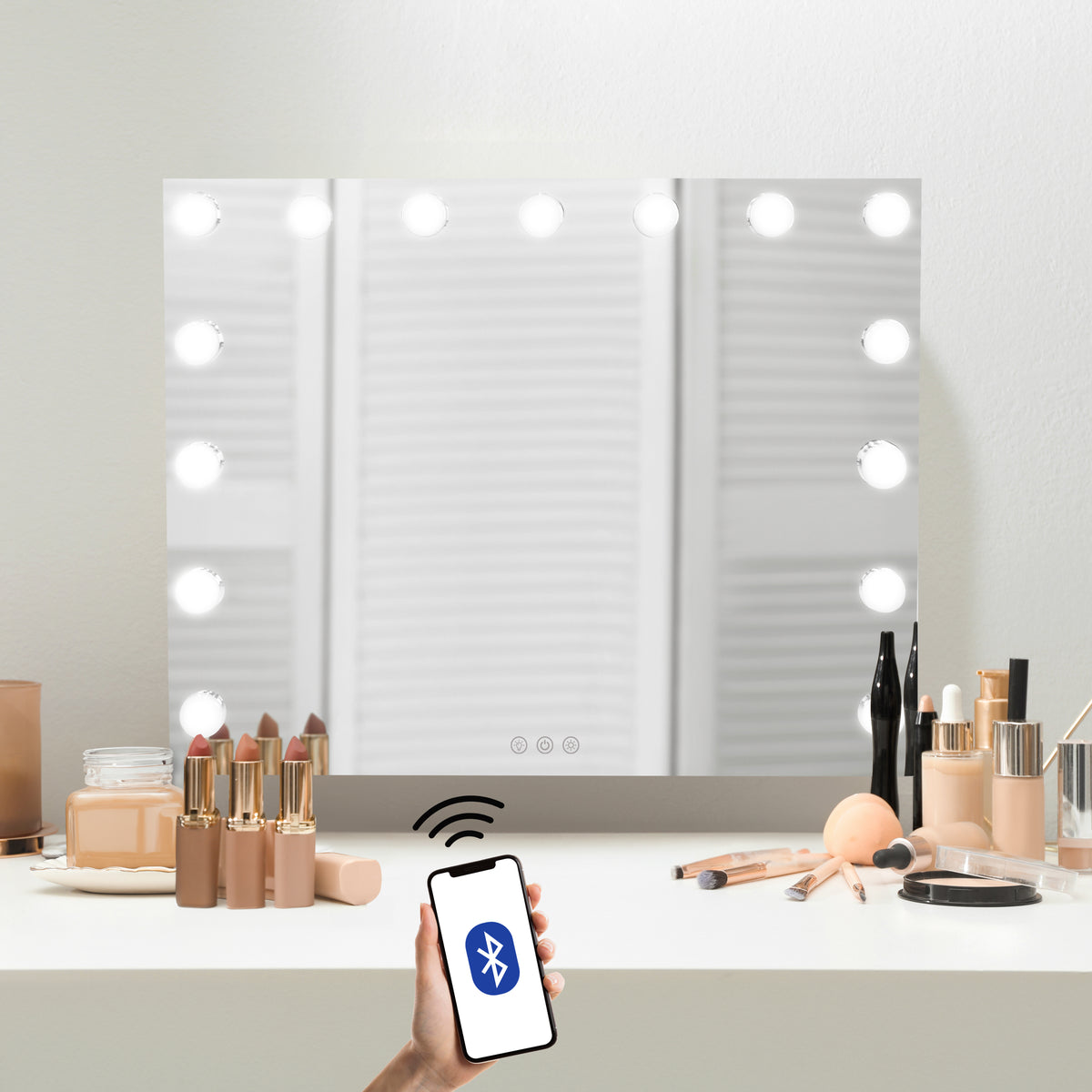LED Bluetooth Spiegel in der Größe 58 x 46 cm, mit 10 dimmbaren Lichtern, modernem Design und glatter, reflektierender Oberfläche, ideal für Make-up Anwendungen