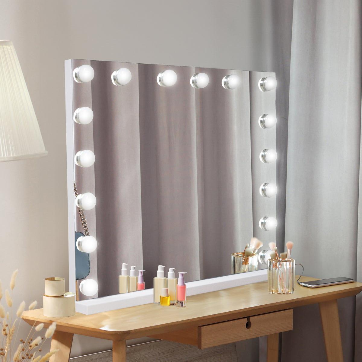 LED Bluetooth Spiegel in Weiß, 80 x 60 cm, mit runden, dimmbaren Lichtern, ideal für Make-up und persönliche Pflege, elegant auf einem Holzschreibtisch platziert