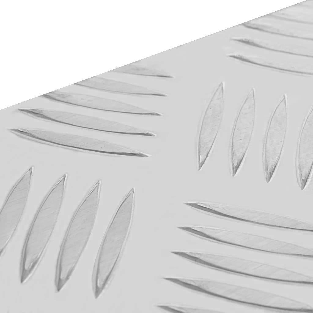 Strukturierte Aluminium-Oberfläche mit Rillen und einem glänzenden Finish, ideal für einen robusten Werkzeugkasten mit 60L Fassungsvermögen