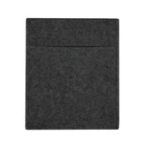 Aufbewahrungstasche in Anthrazitgrau aus weichem, strapazierfähigem Material mit flacher Form und praktischer Klappe für einfachen Zugriff